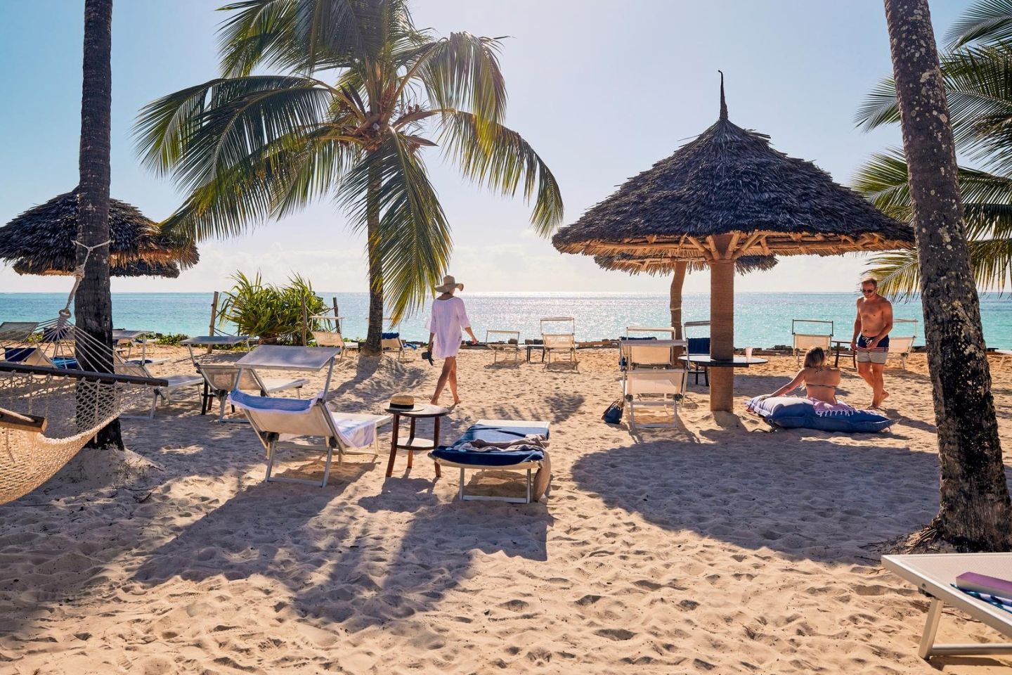 tui-blue-bahari-zanzibar-beach-with-parasols (1)